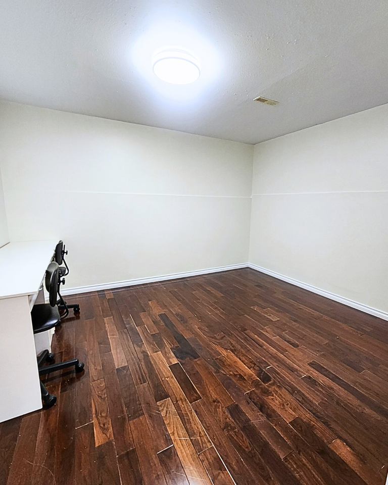 16521 Glenwood Crescent South - Photo 7 of 8