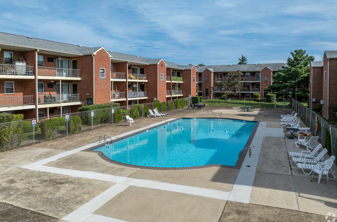 Colonial Point Apartments - Photo 2 of 40