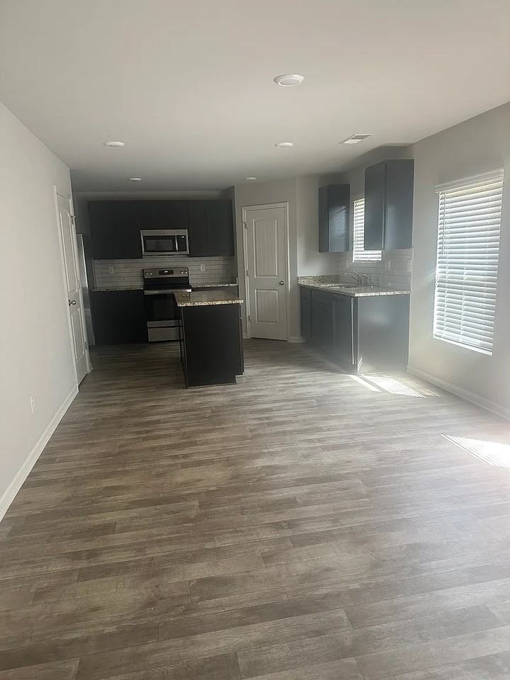 394 Toronto Cir - Photo 3 of 22