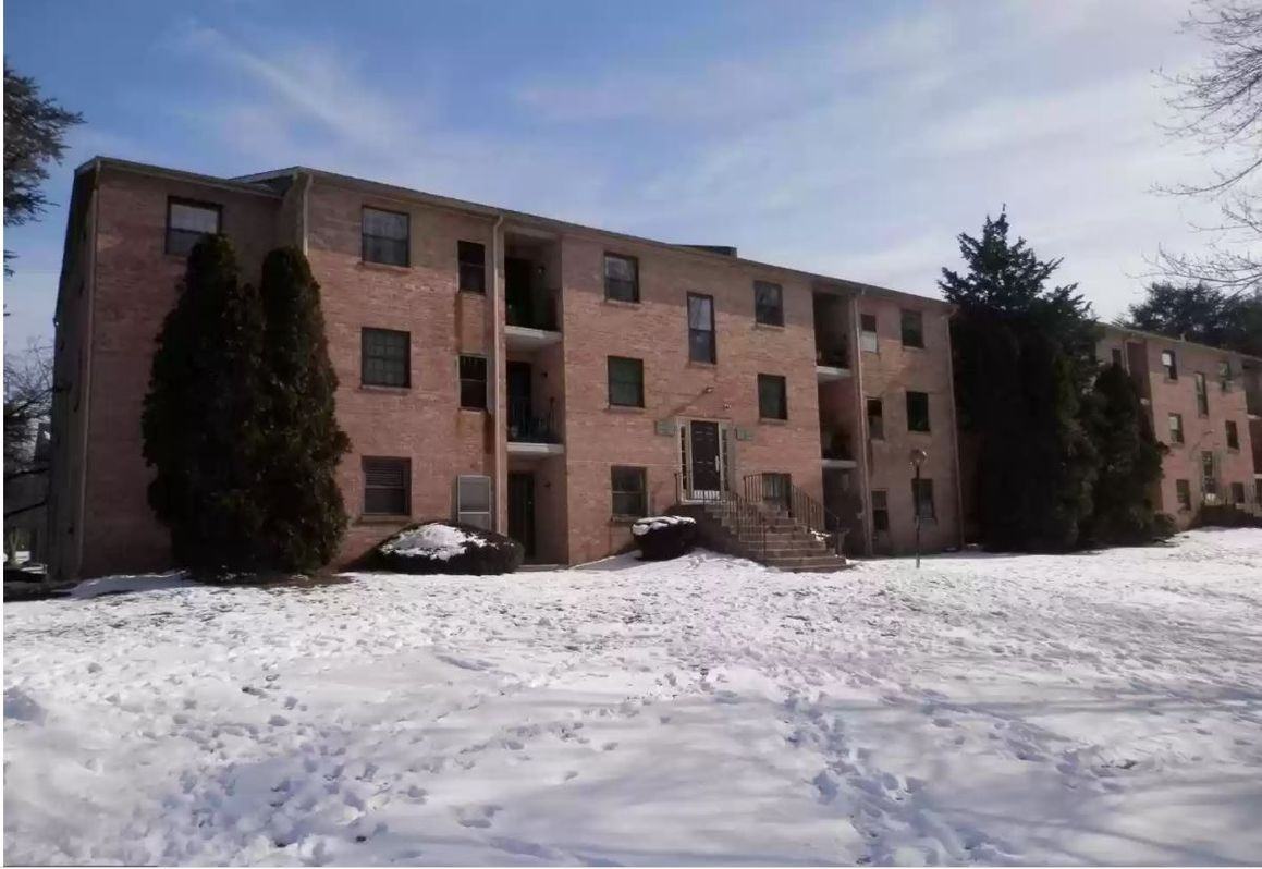 2410 Pond View Dr - Photo 2 of 9