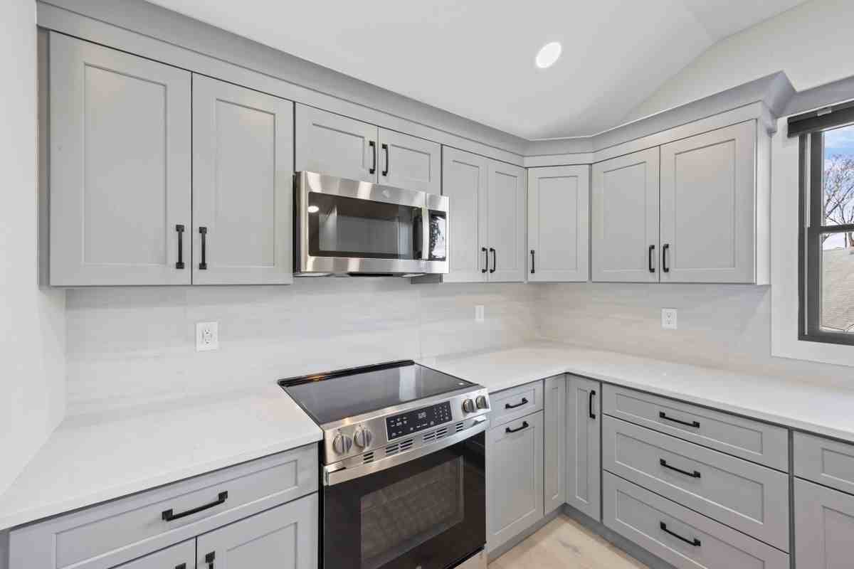 42 Lamport Ave - Photo 3 of 22