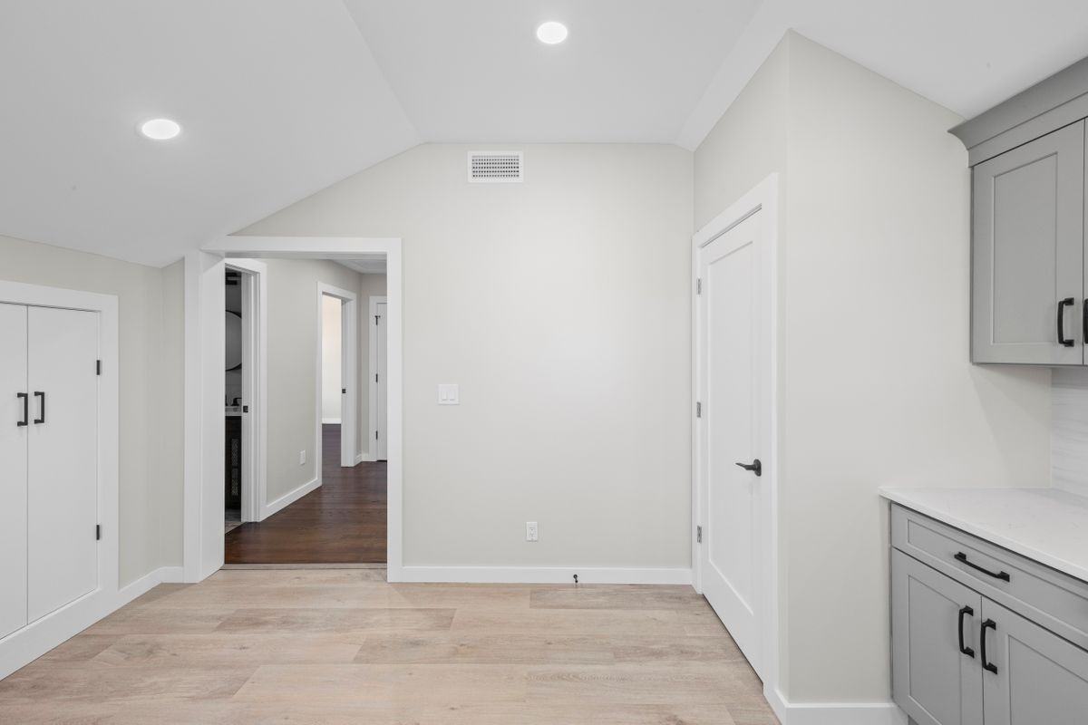 42 Lamport Ave - Photo 4 of 22