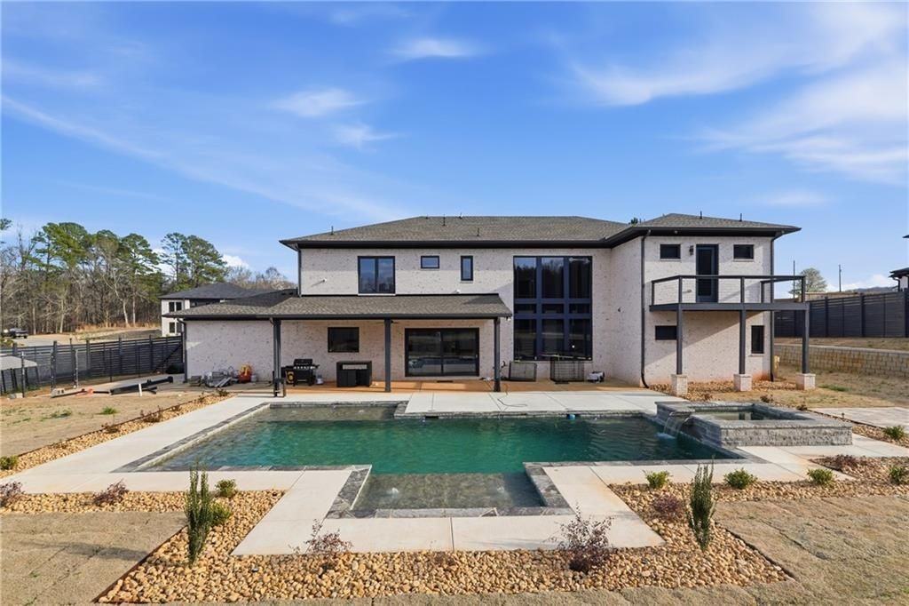 556 Versailles Dr - Photo 2 of 40