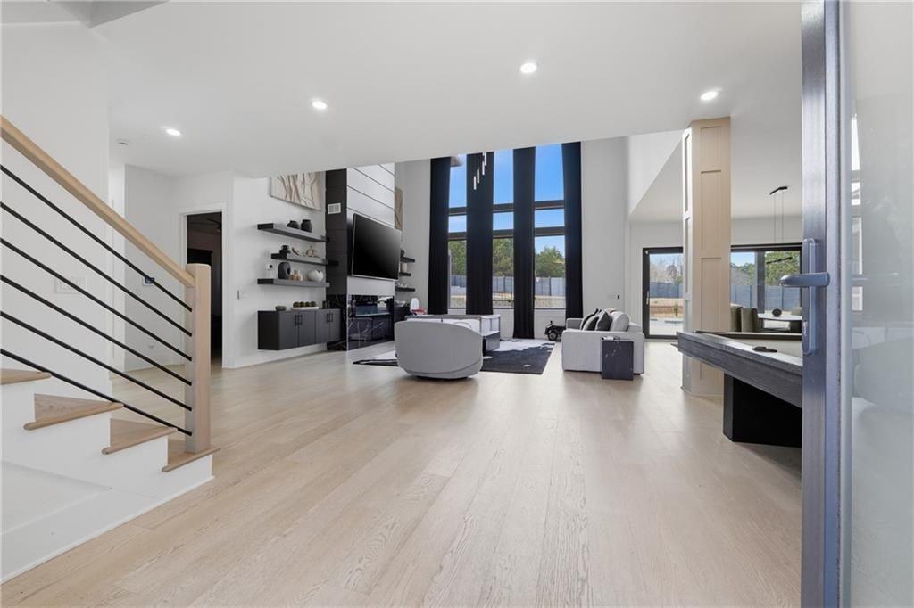 556 Versailles Dr - Photo 3 of 40