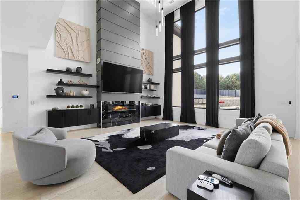 556 Versailles Dr - Photo 5 of 40