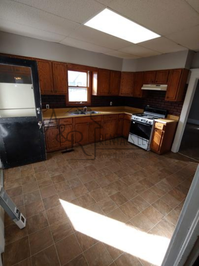 304 E 7th St #1 - Photo 2 of 7