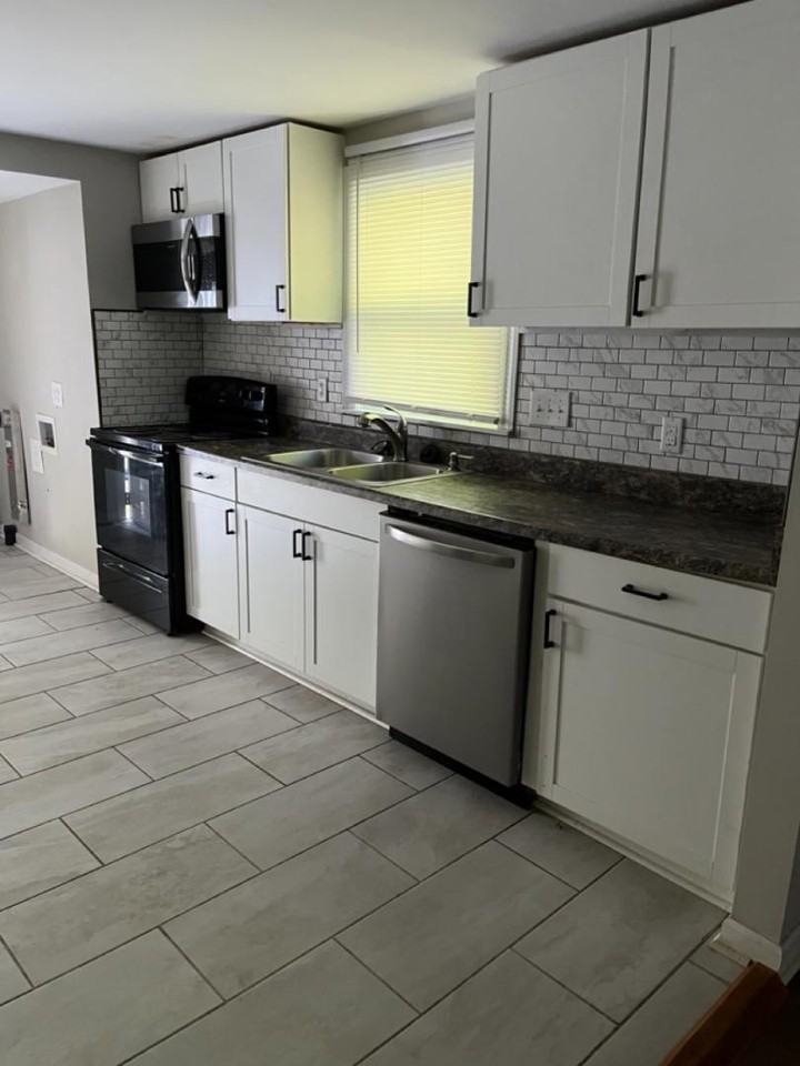 1224 Essex St - Photo 4 of 11