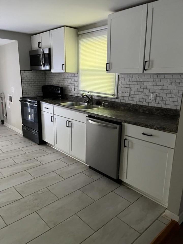 1224 Essex St - Photo 6 of 11