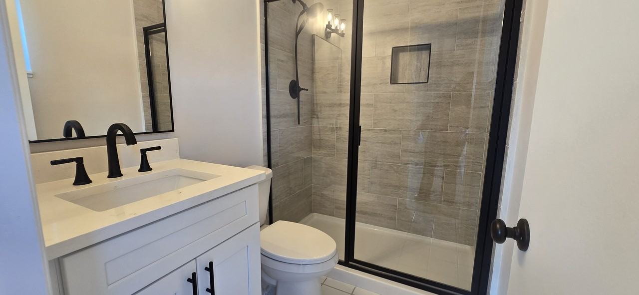 802 W 17th St #1 - Photo 7 of 17