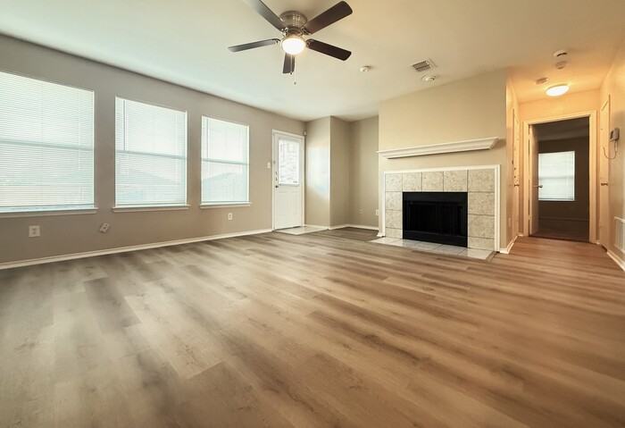 2237 Midbury Dr - Photo 4 of 9