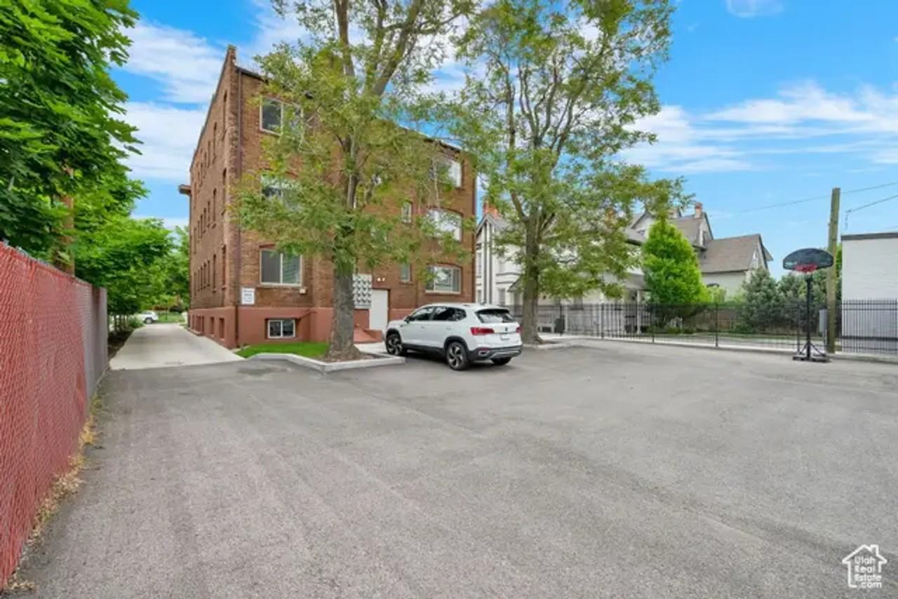 Jefferson Avenue Apartments - Photo 3 of 12