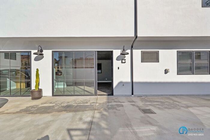 2519 Curtis Ave #C - Photo 3 of 50