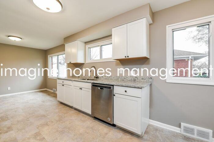 2601 Forestview Ave - Photo 5 of 15