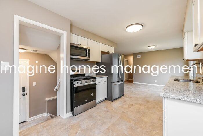 2601 Forestview Ave - Photo 6 of 15