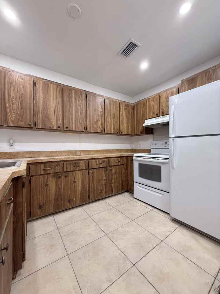 639 32nd St #1 - Photo 3 of 14