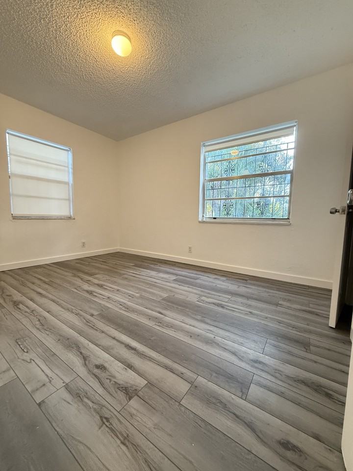 639 32nd St #1 - Photo 4 of 14