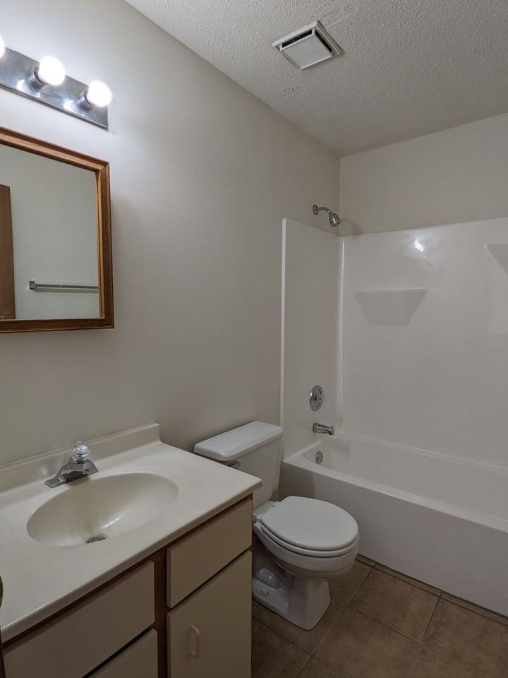 470 London Ct - Photo 2 of 6