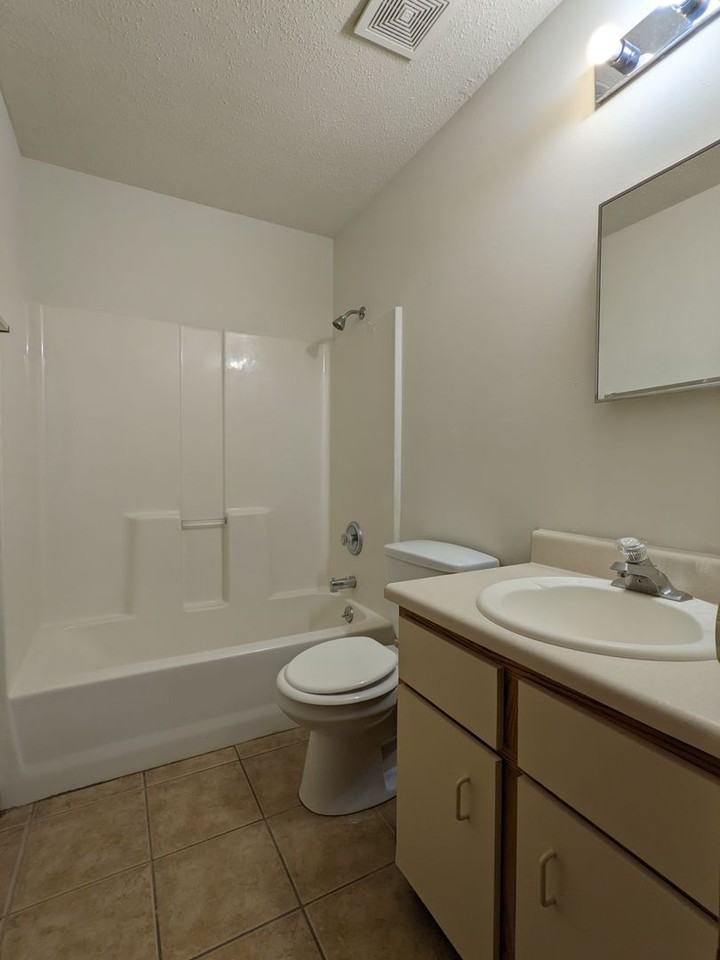 470 London Ct - Photo 5 of 6