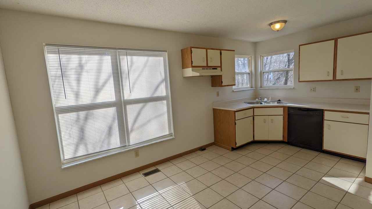 470 London Ct - Photo 6 of 6