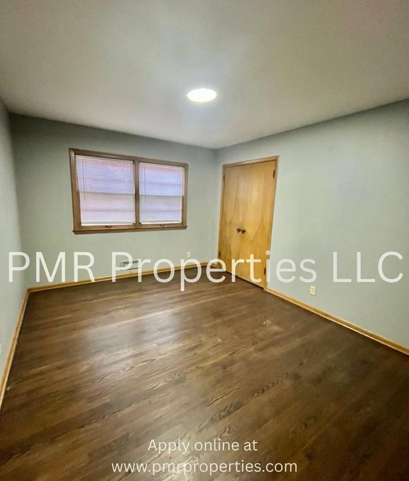 Bedford Square Apartments - Photo 4 of 15