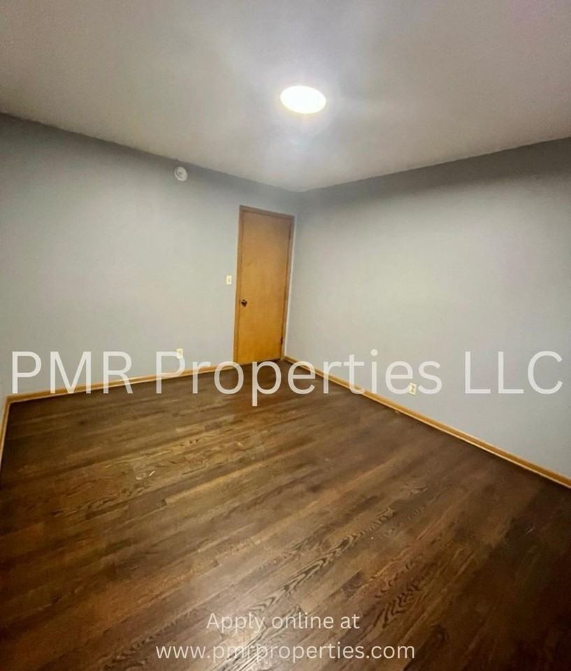 Bedford Square Apartments - Photo 5 of 15