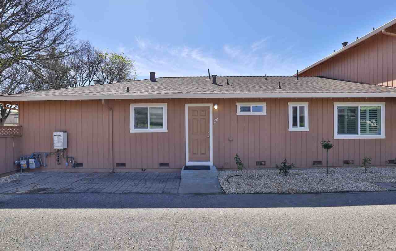 1327 Essex Way - Photo 2 of 21