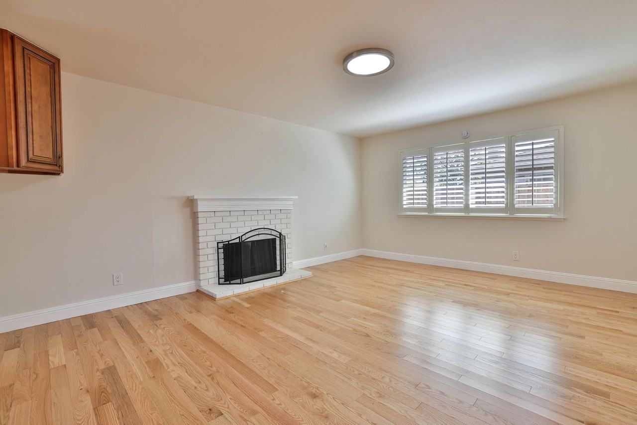 1327 Essex Way - Photo 6 of 21