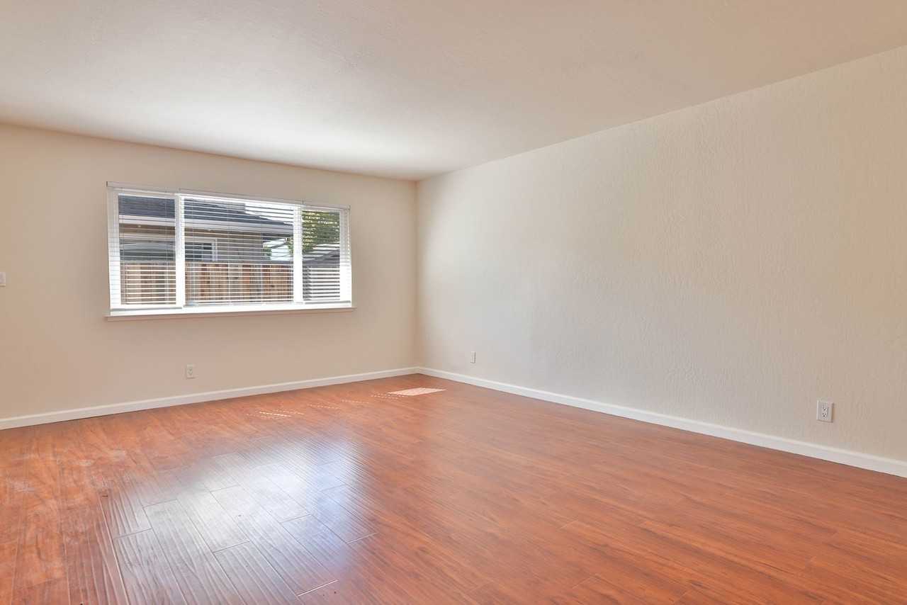 1329 Essex Way - Photo 6 of 18