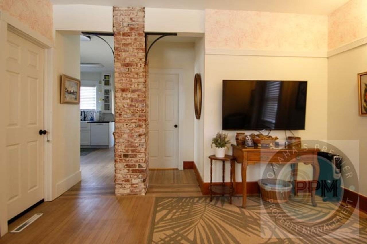 DJANGO 822 N 50 AVE - Photo 2 of 46