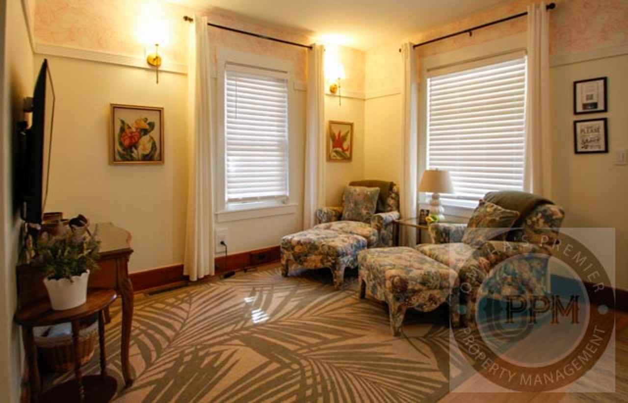 DJANGO 822 N 50 AVE - Photo 4 of 46