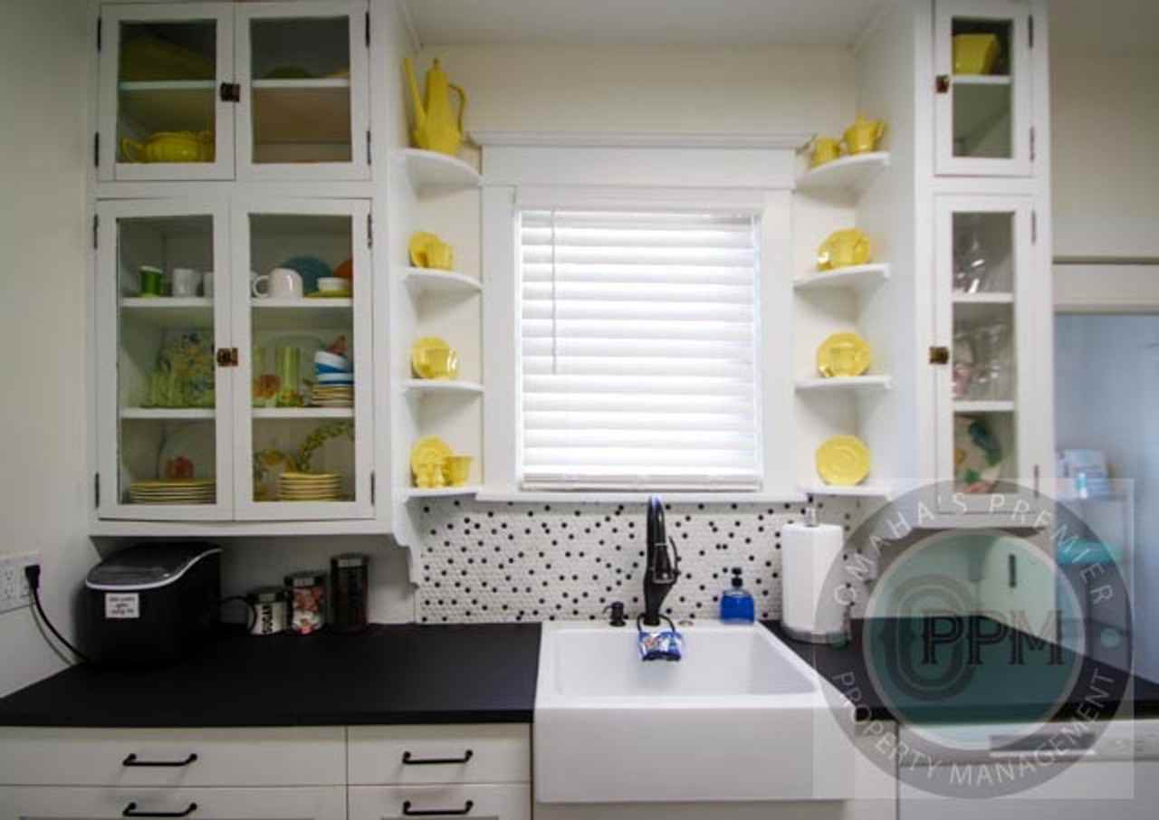 DJANGO 822 N 50 AVE - Photo 7 of 46