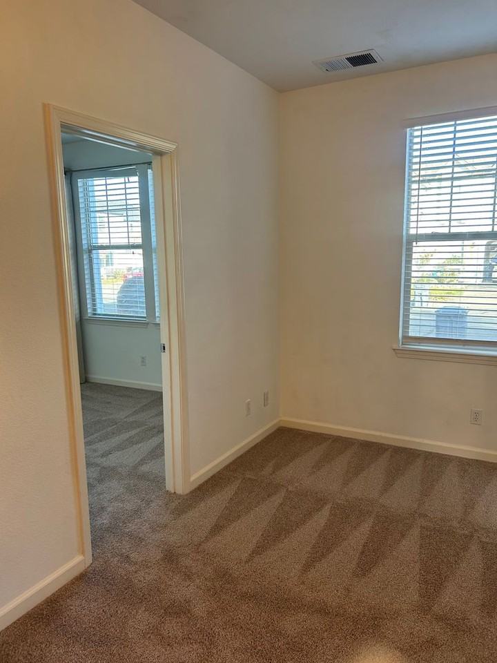 4654 Summerhays Pl - Photo 5 of 10