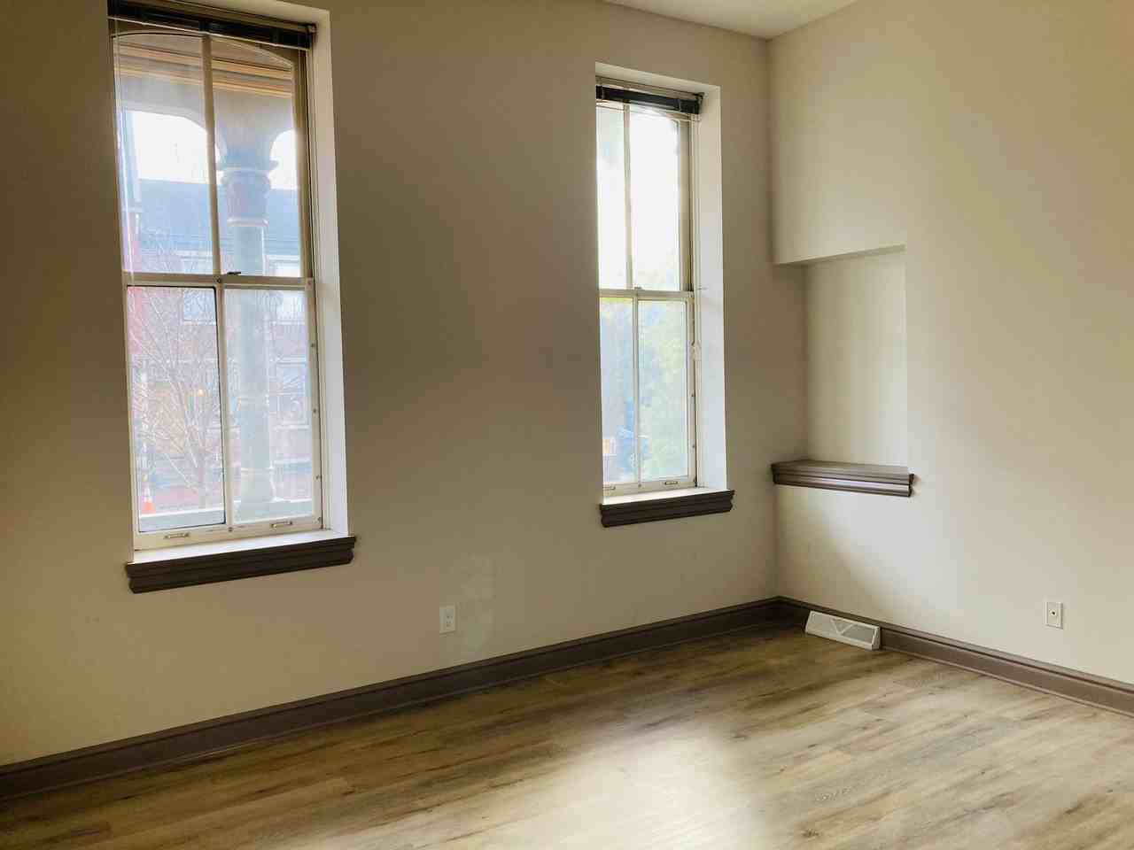 1110-1112 Sheffield Street - Photo 7 of 32