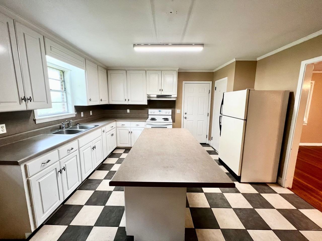 107 Woodland Cir - Photo 3 of 11