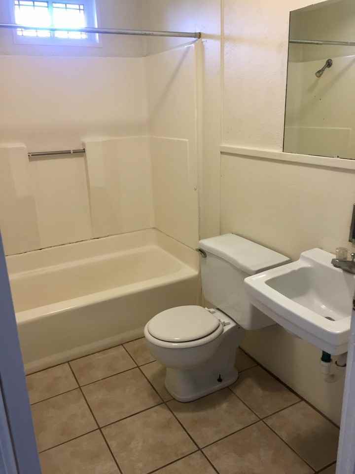 108 Camellia St - Photo 6 of 7