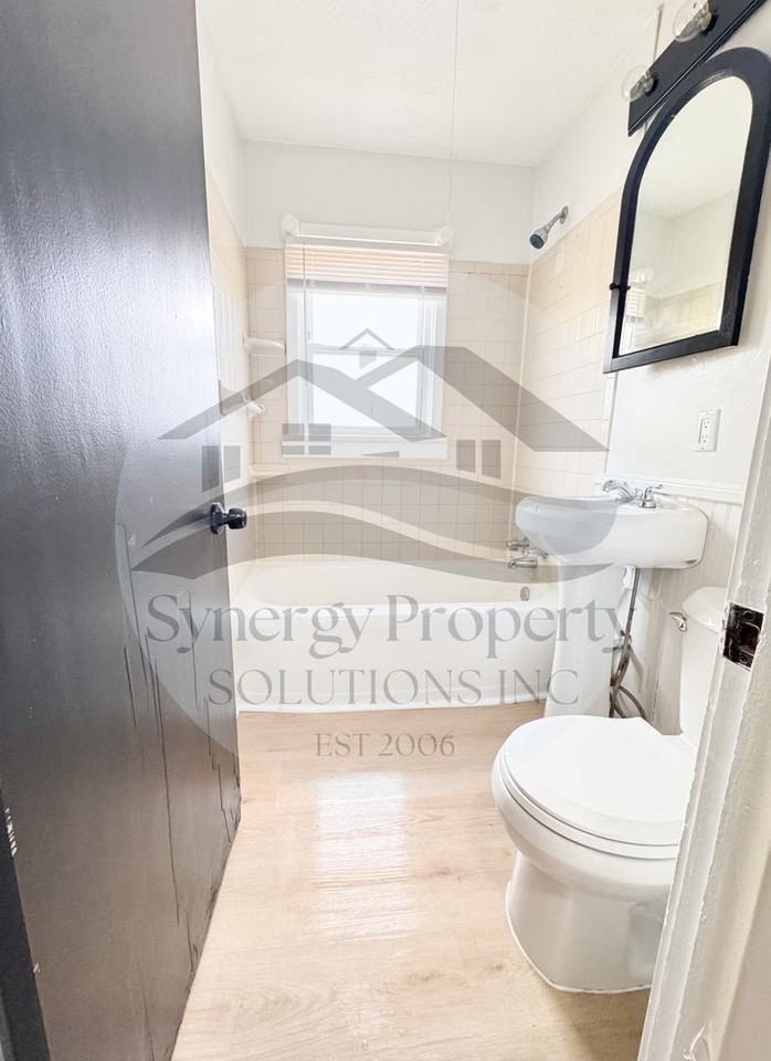 467 Collins Dr - Photo 2 of 11