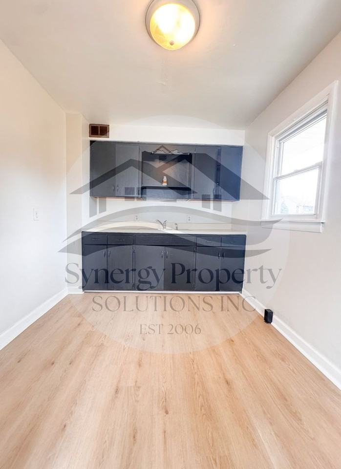 467 Collins Dr - Photo 3 of 11