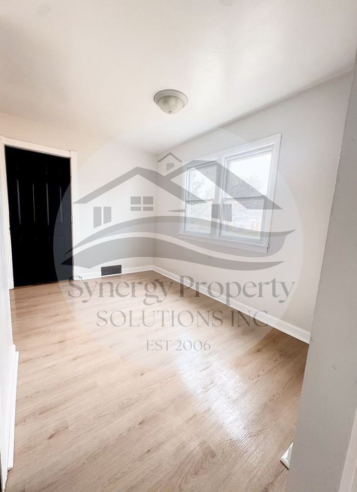 467 Collins Dr - Photo 5 of 11