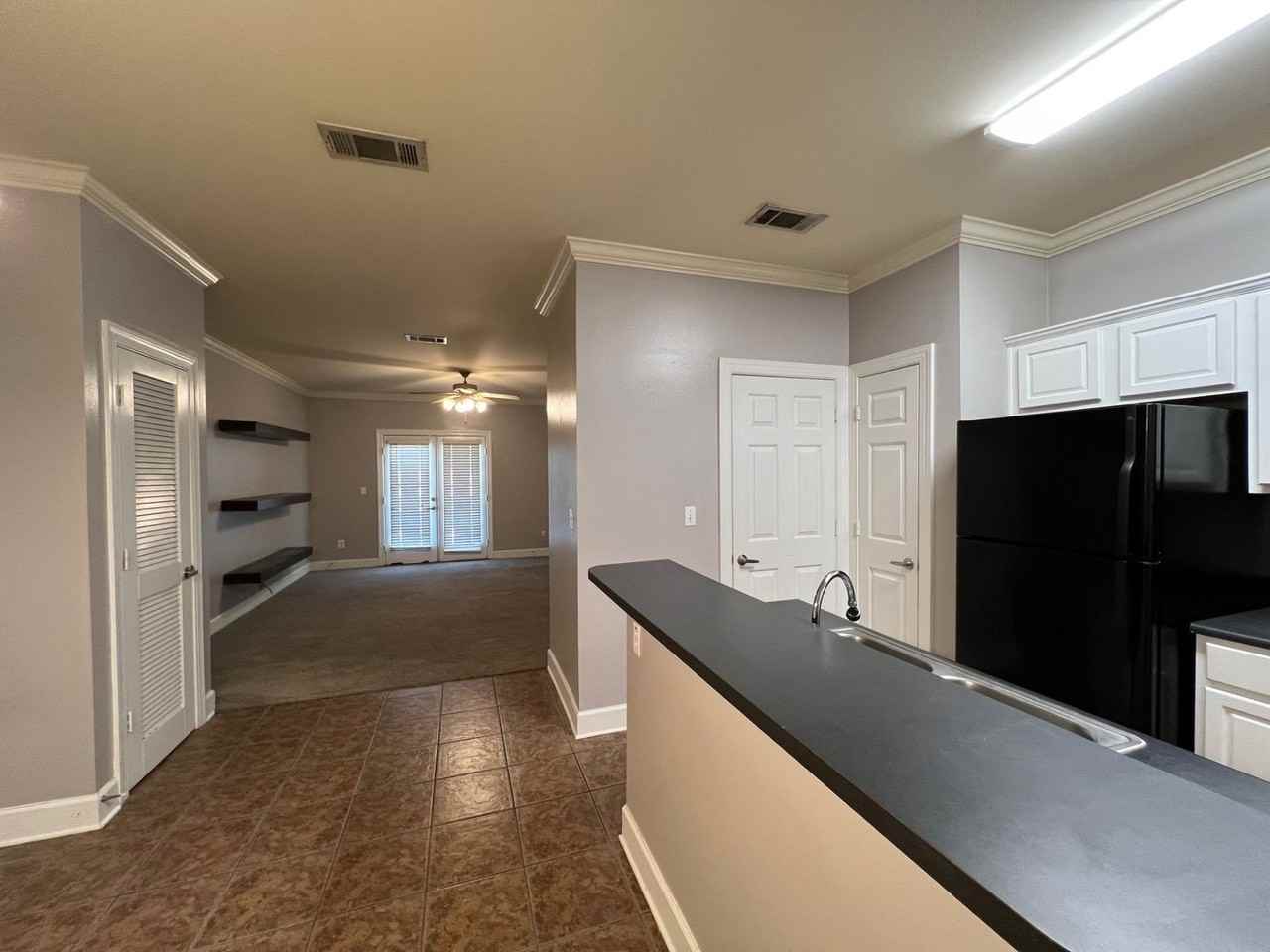 153 Aspen Sq - Photo 3 of 9