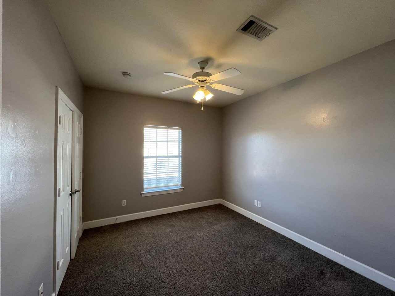 153 Aspen Sq - Photo 4 of 9