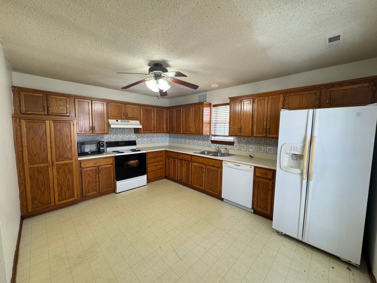 1006 Foxridge Dr - Photo 2 of 18