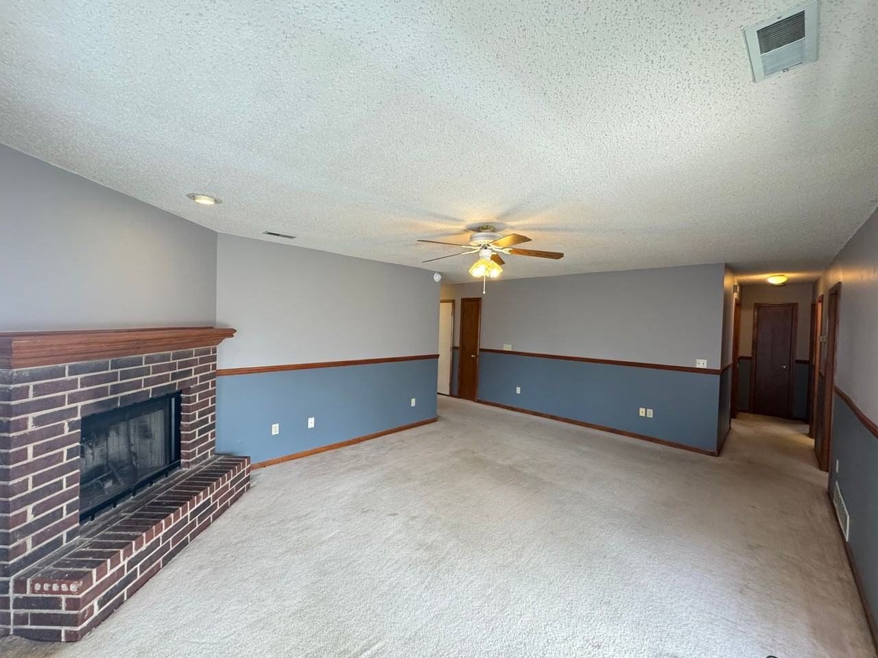 1006 Foxridge Dr - Photo 6 of 18