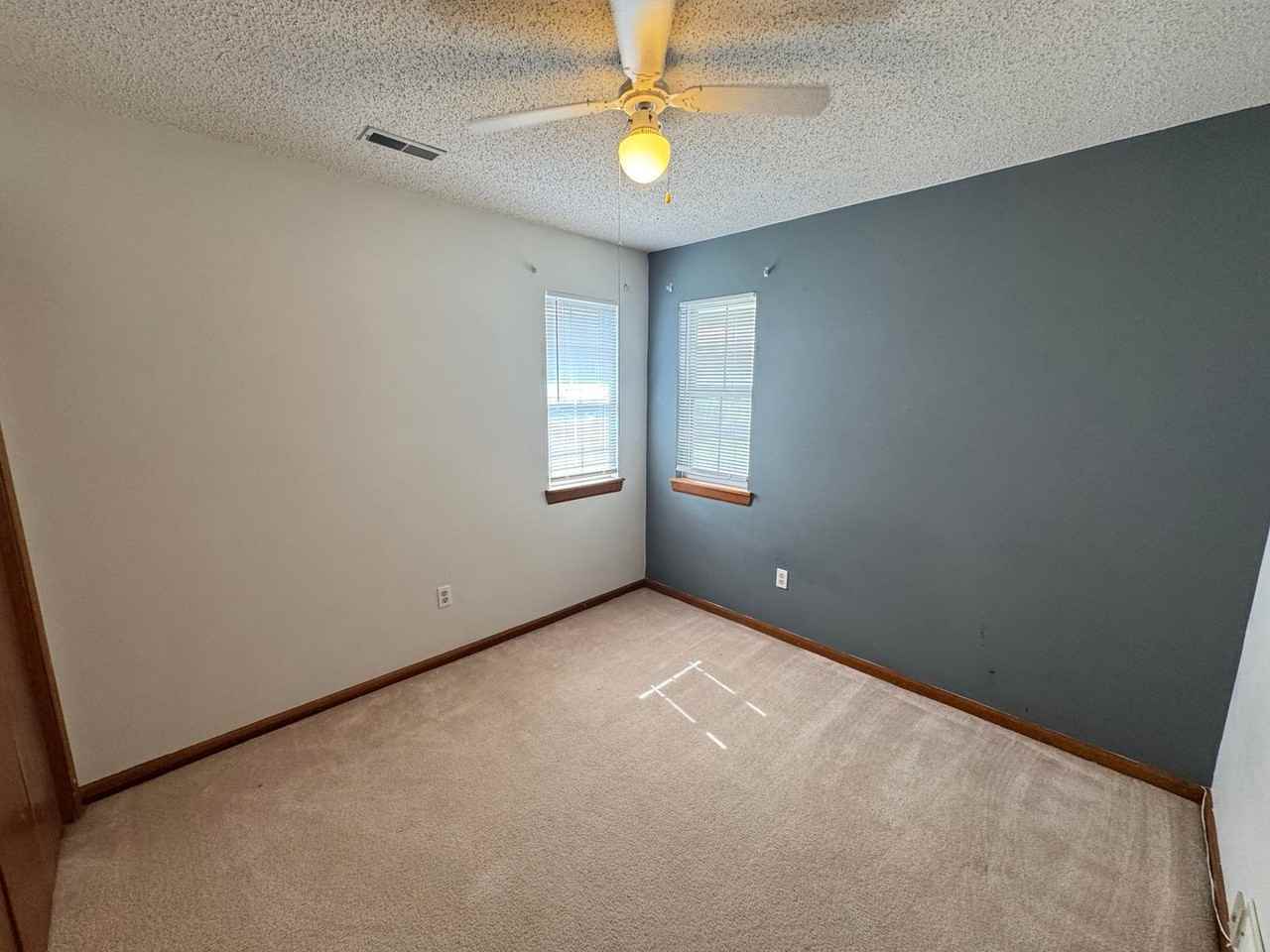 1006 Foxridge Dr - Photo 7 of 18