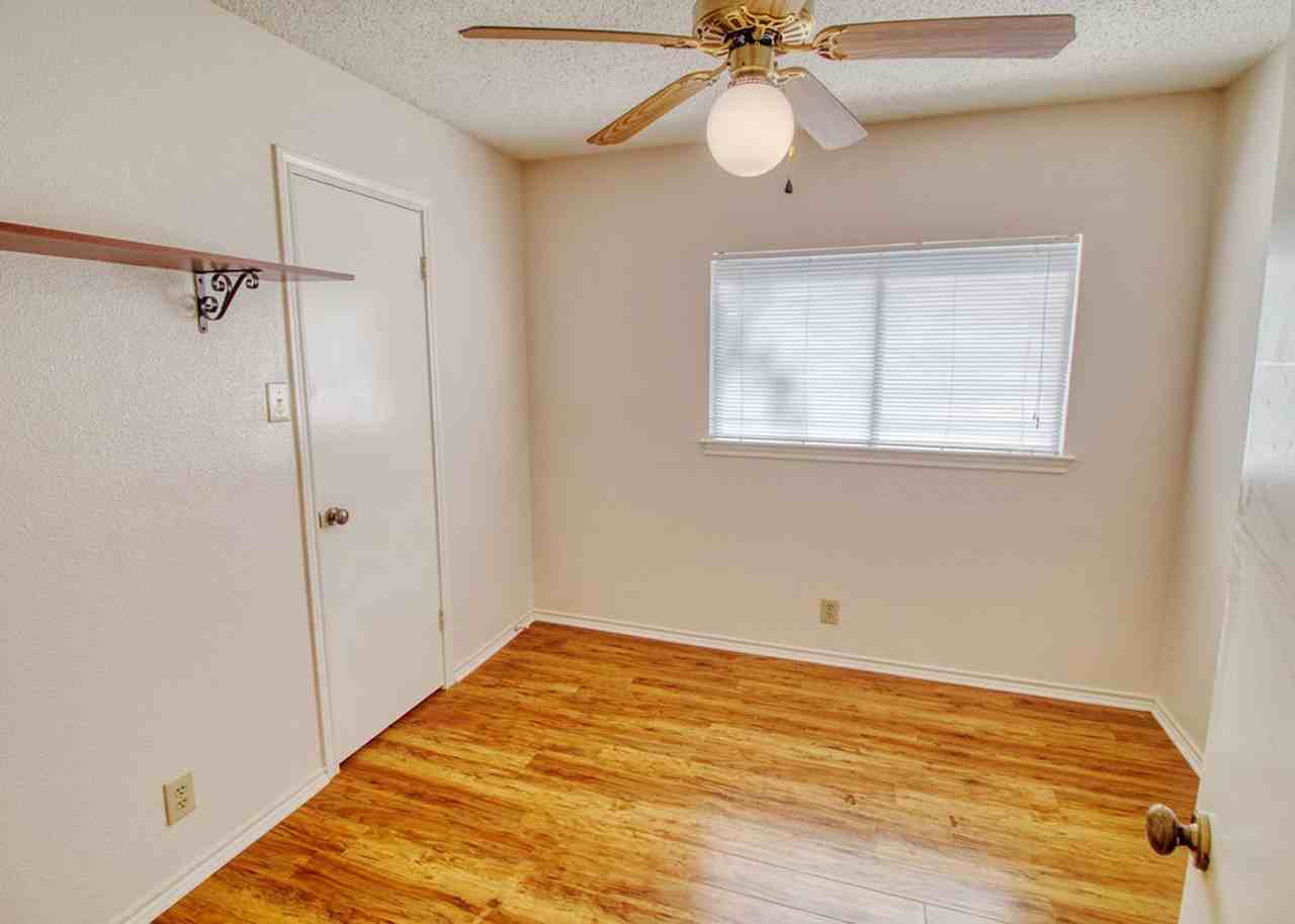 13911 Edge Point Dr - Photo 2 of 15