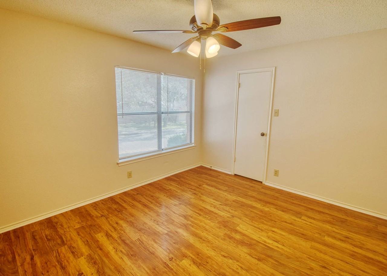 13911 Edge Point Dr - Photo 3 of 15