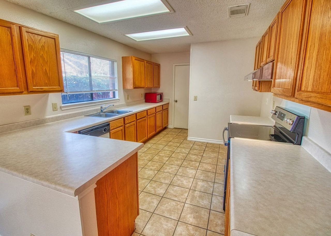 13911 Edge Point Dr - Photo 5 of 15