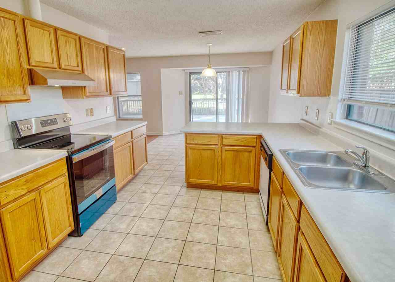 13911 Edge Point Dr - Photo 6 of 15