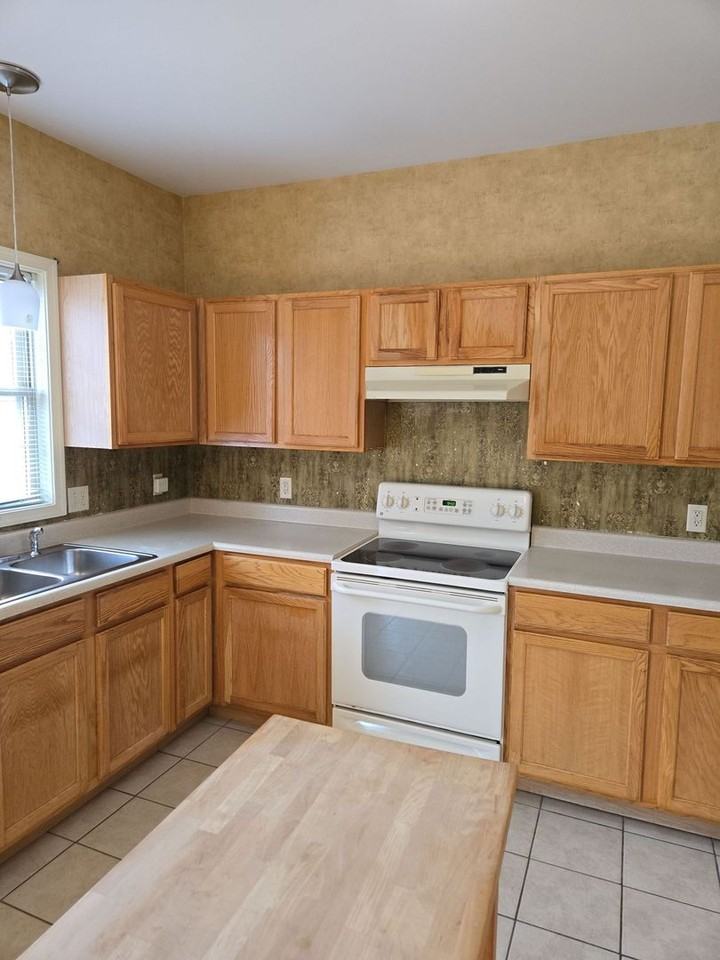 1970 Ashley Dr - Photo 4 of 7