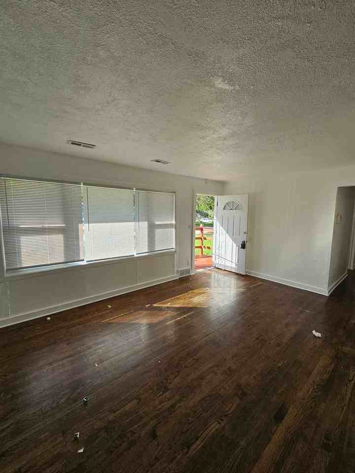 11410 Palmer Ave - Photo 5 of 23