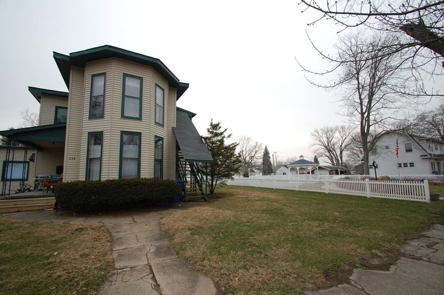 112 E Van Buren St #3 - Photo 2 of 3